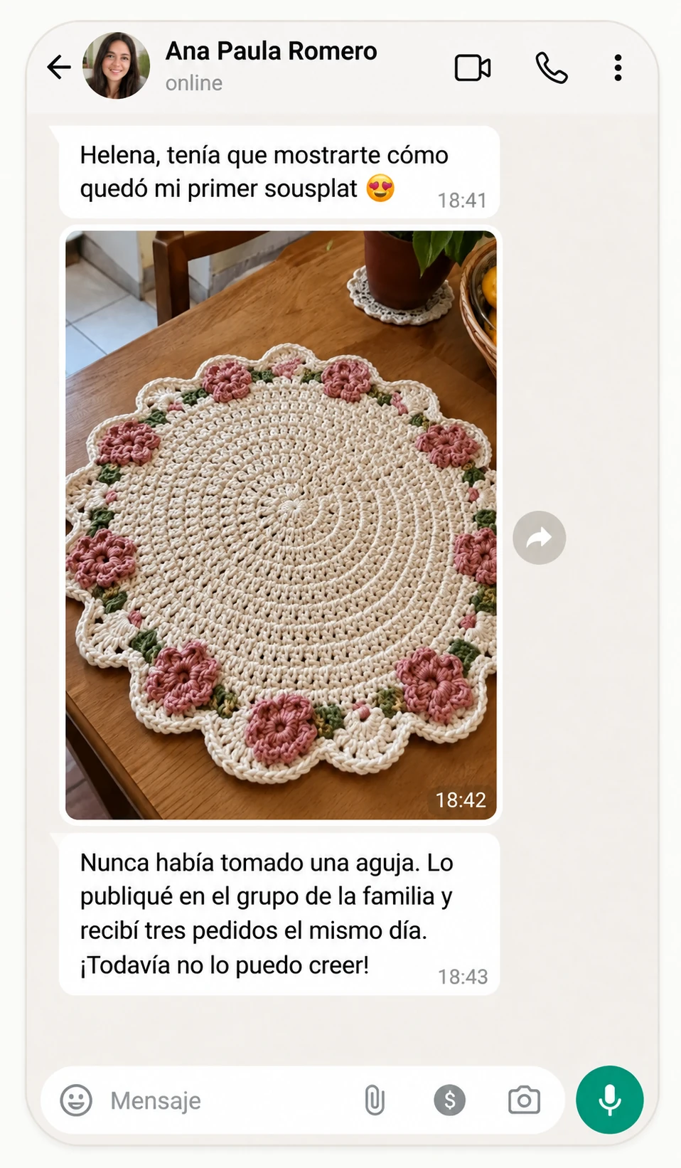 Conversación de WhatsApp con una alumna mostrando su pieza de crochet
